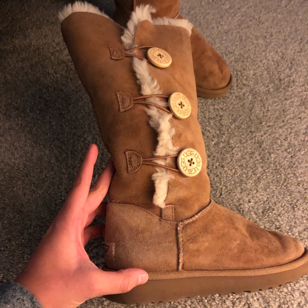 UGGS - Picture 2 of 4